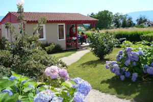 Camping Le Coin Tranquille - Mobilheim mit Veranda auf dem Campingplatz