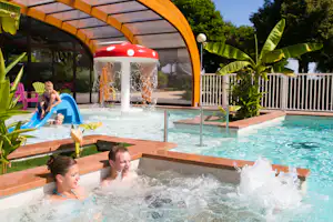 Camping Le Coin Tranquille - Campingplatzgelände mit Kinderbecken und Jacuzzi