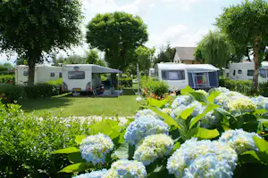 Camping Le Coin Tranquille - Wohnmobil- und Wohnwagenstellplätze im Grünen auf dem Campingplatz