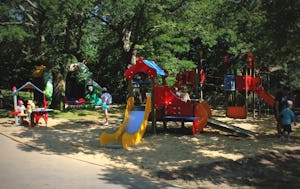 Camping Le Col d'Ibardin - Kinderspielplatz auf dem Campingplatz