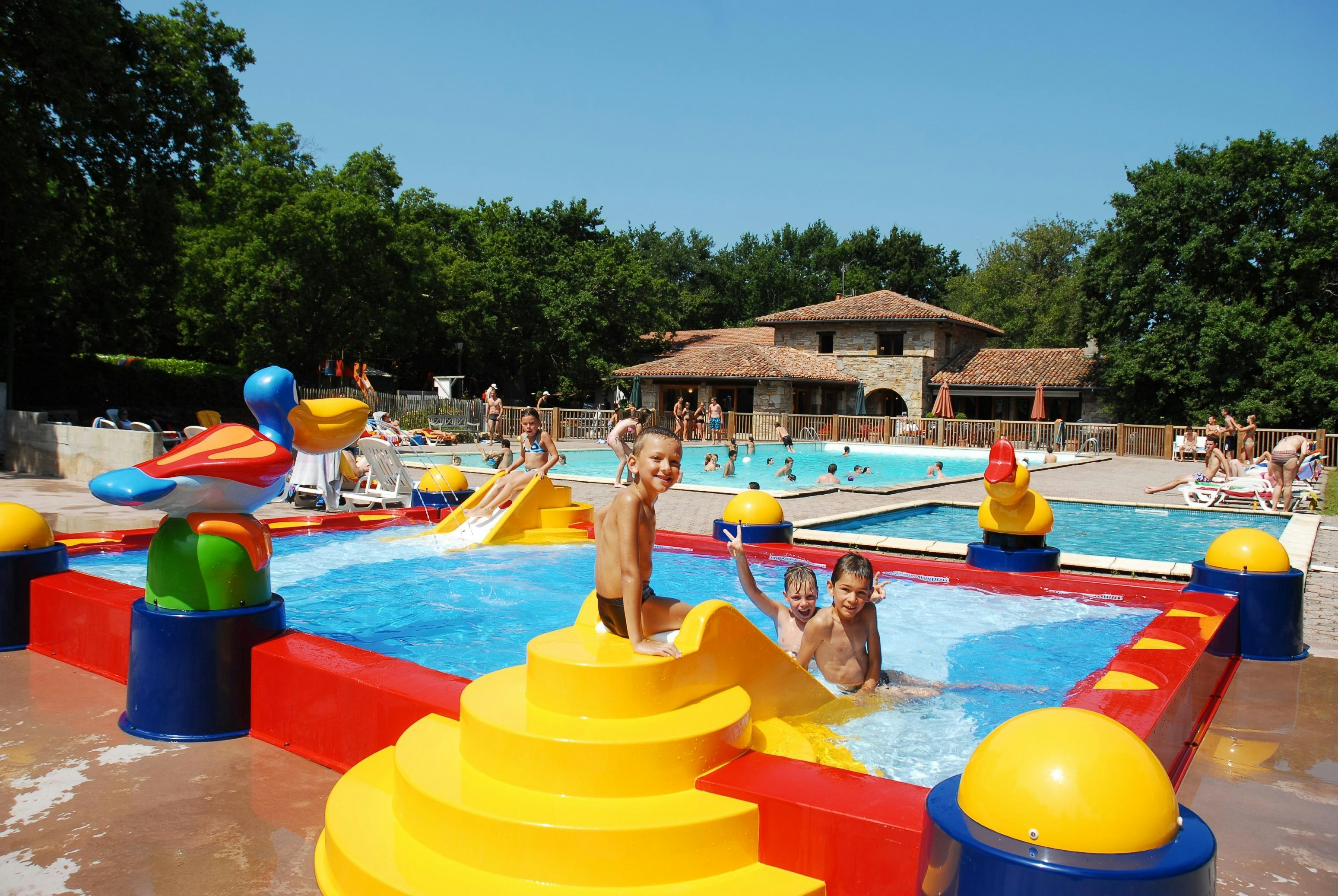 Camping Le Col d'Ibardin  - Wasserspielplatz für Kinder auf dem Campingplatz