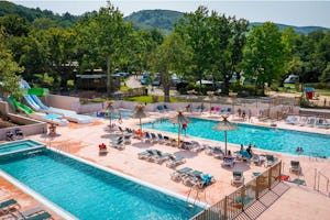 Camping Le Col d'Ibardin - Blick auf den Pool mit Liegestühlen und Sonnenschirmen