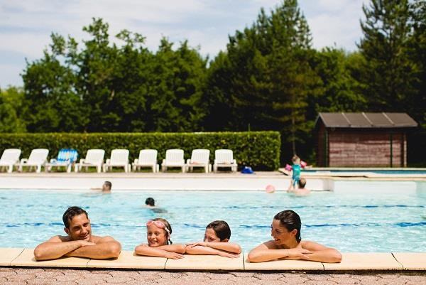 Camping Le Col d'Ibardin - Familie im Pool des Campingplatzes