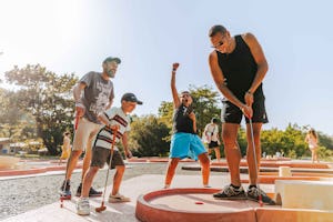 Camping Le Col d'Ibardin - Minigolfanlage auf dem Campingplatz