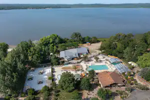 Camping Sandaya Col Vert Camping Le Col Vert - Luftaufnahme des Campingplatzes am See