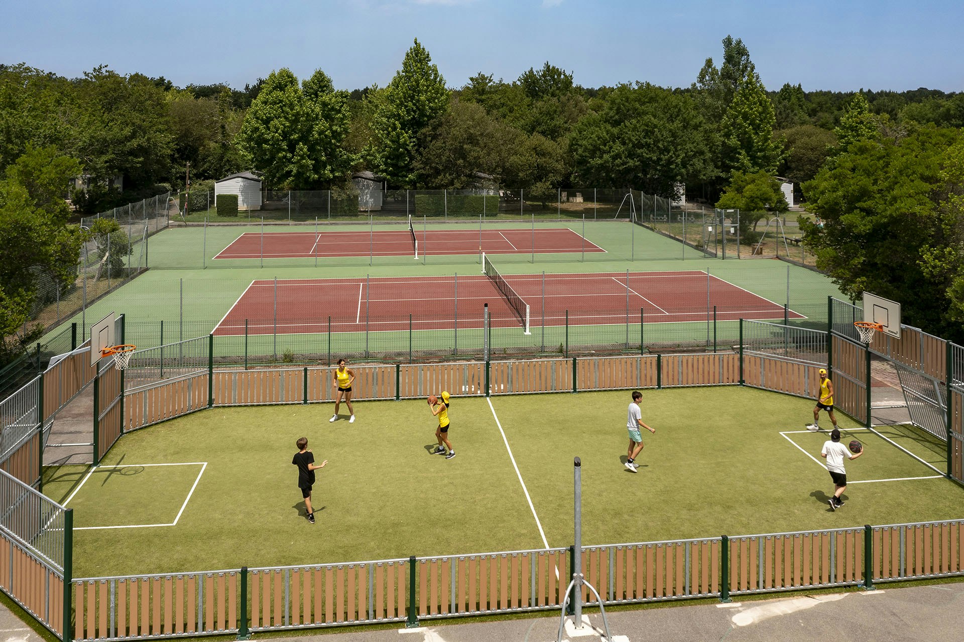 Camping Sandaya Col Vert  Camping Le Col Vert - Mehrere Sportplätze auf dem Campingplatz