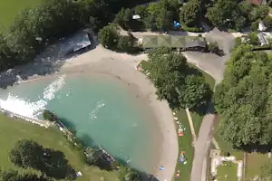 Camping Le Colombier - Übersicht auf das gesamte Campingplatz Gelände - Gäste beim Wasser liegend