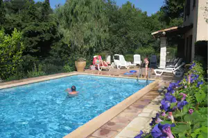 Camping le Colombier - Freibad auf dem Campingplatz mit Liegestühlen