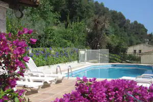 Camping le Colombier - Freibad mit Liegestühlen auf dem Campingplatz