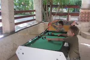 Camping le Colombier - Kinder beim Billardspielen auf dem Campingplatz