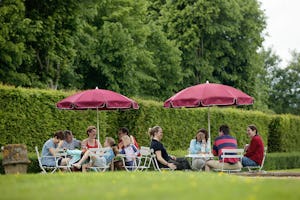 Camping Le Colombier - Camper sitzen im Schatten der Markise