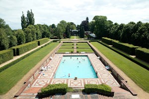 Camping Le Colombier - Gäste liegen am Pool in der Sonne