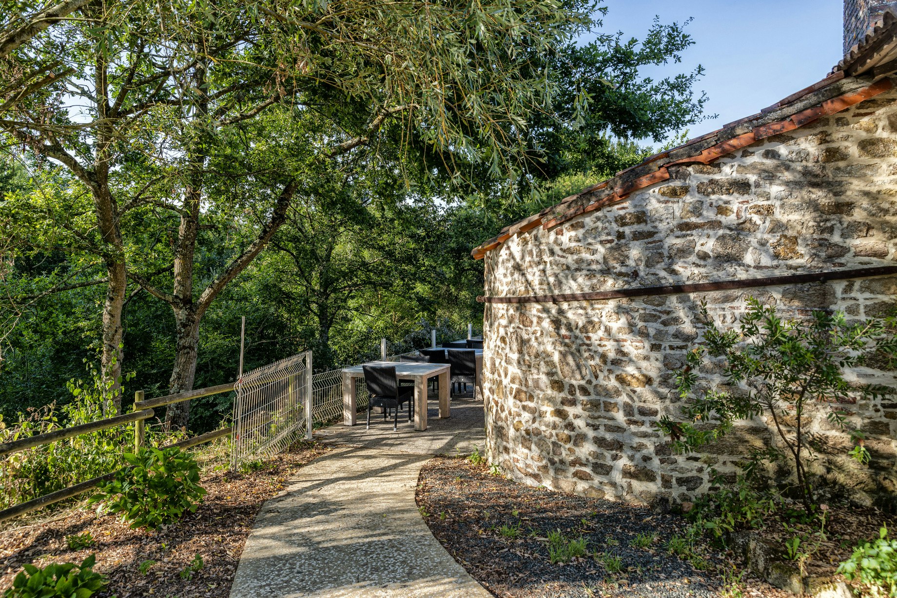 Camping Naturiste Le Colombier  Camping Le Colombier - Terrasse auf dem Campingplatz