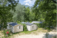 Camping Le Colorado - Blick auf die Mobilheime zwischen den Bäumen