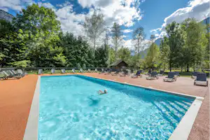 Camping Koawa Le Colporteur Camping Le Colporteur - Ciela Village - Pool im Freien mit Liegestühlen