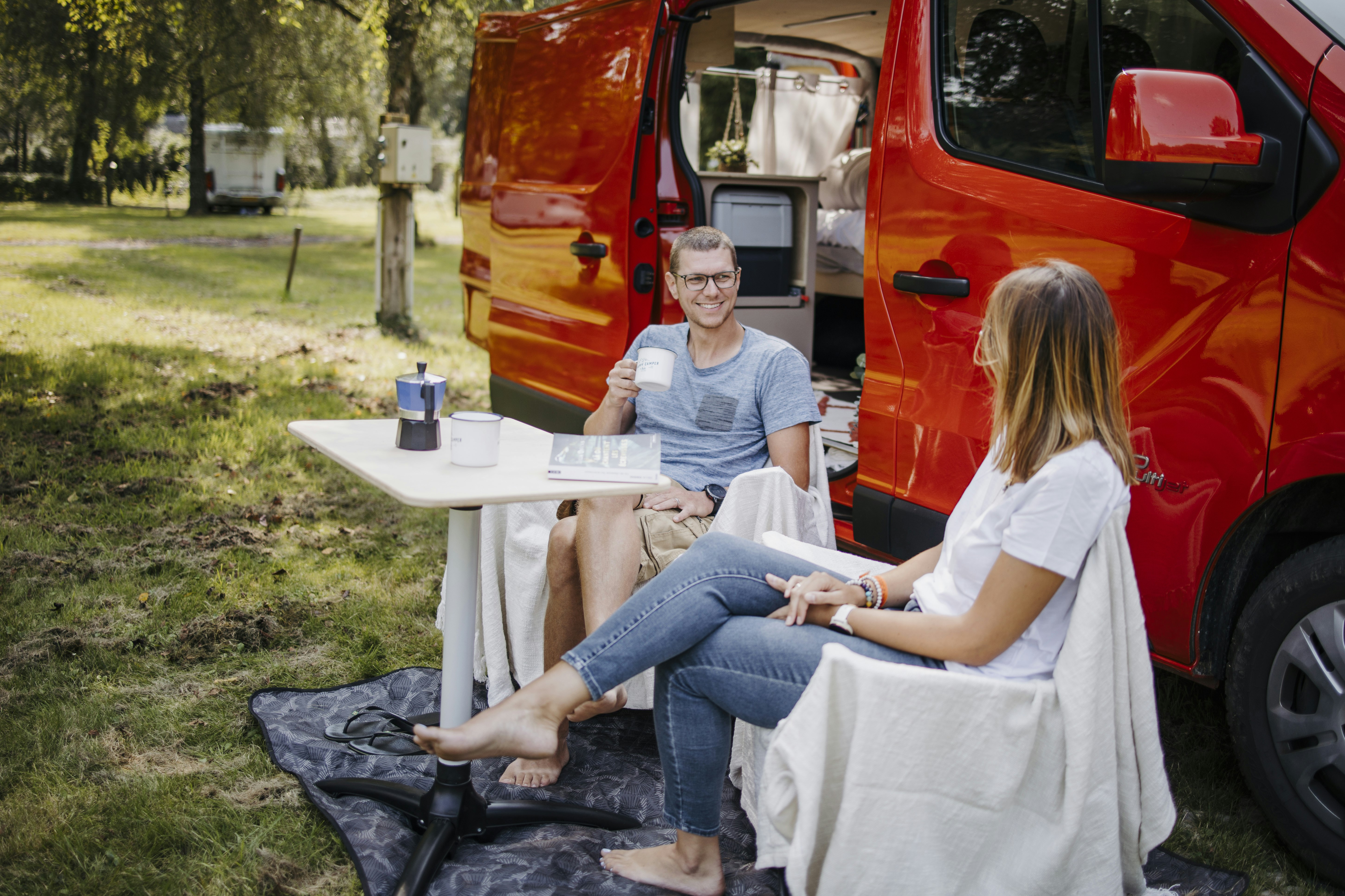 Arden Parks Comblain-au-Pont   Camping Le Confluent - Camper sitzen auf ihrem Standplatz