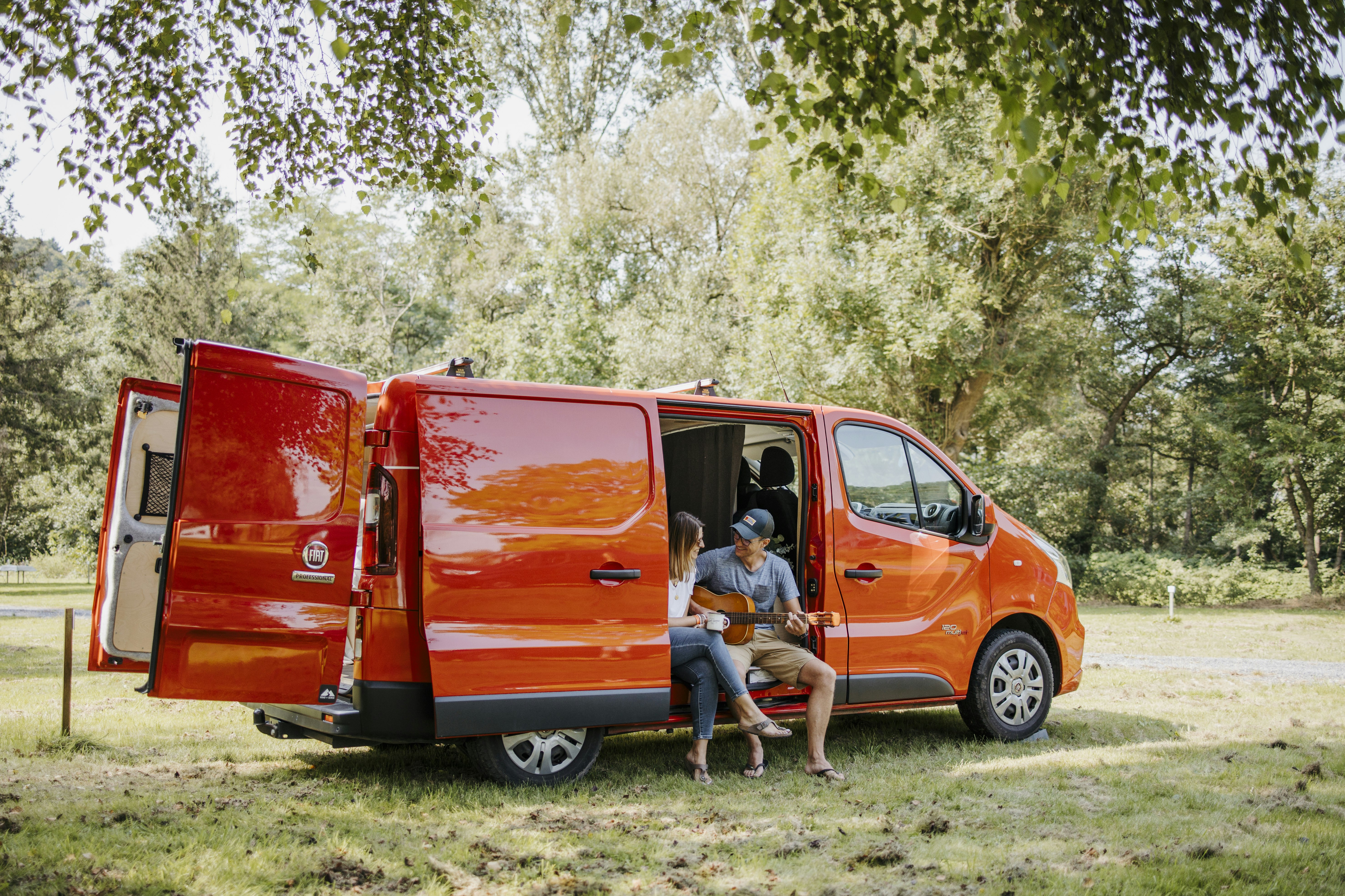 Arden Parks Comblain-au-Pont   Camping Le Confluent - Camper sitzen in ihrem Van