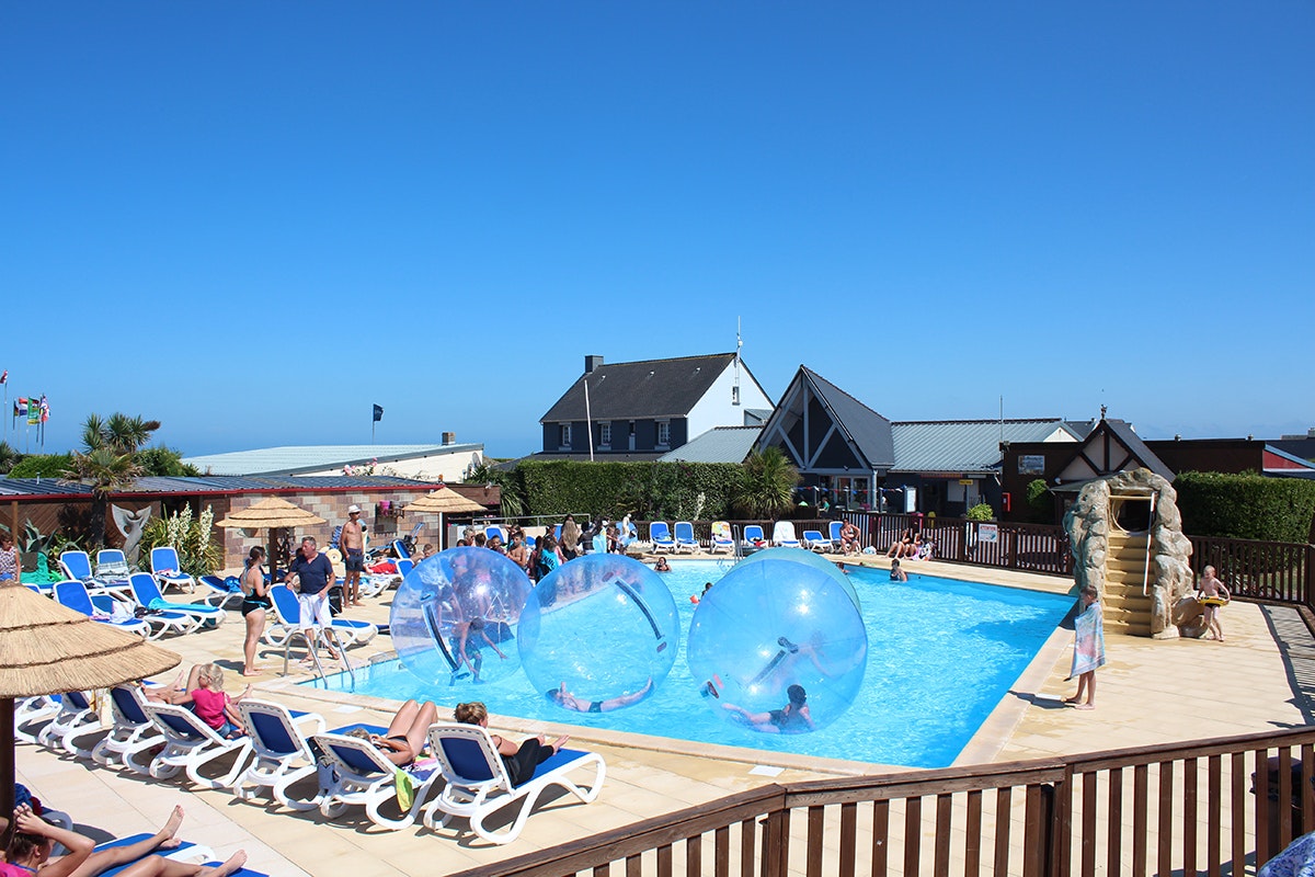 Camping Le Cormoran  - Pool im Freien mit Liegestühlen und Sonnenschirmen