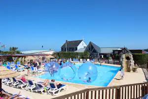Camping Le Cormoran - Pool im Freien mit Liegestühlen und Sonnenschirmen