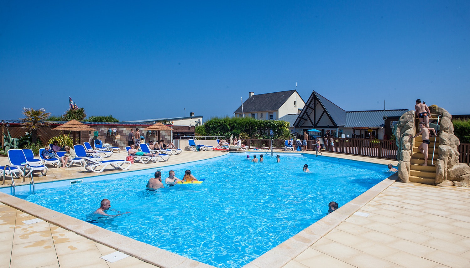 Camping Le Cormoran  - Pool im Freien mit Liegestühlen und Sonnenschirmen