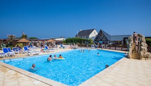Camping Le Cormoran - Pool im Freien mit Liegestühlen und Sonnenschirmen