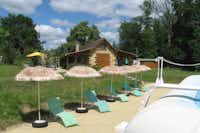 Camping le Coteau de l’Herm - Campingplatz mit pool und sonnenschirmen