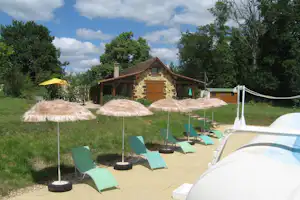 Camping le Coteau de l’Herm - Campingplatz mit pool und sonnenschirmen