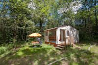 Camping le Coteau de l’Herm - kleine mobilheim im Schatten der Bäume