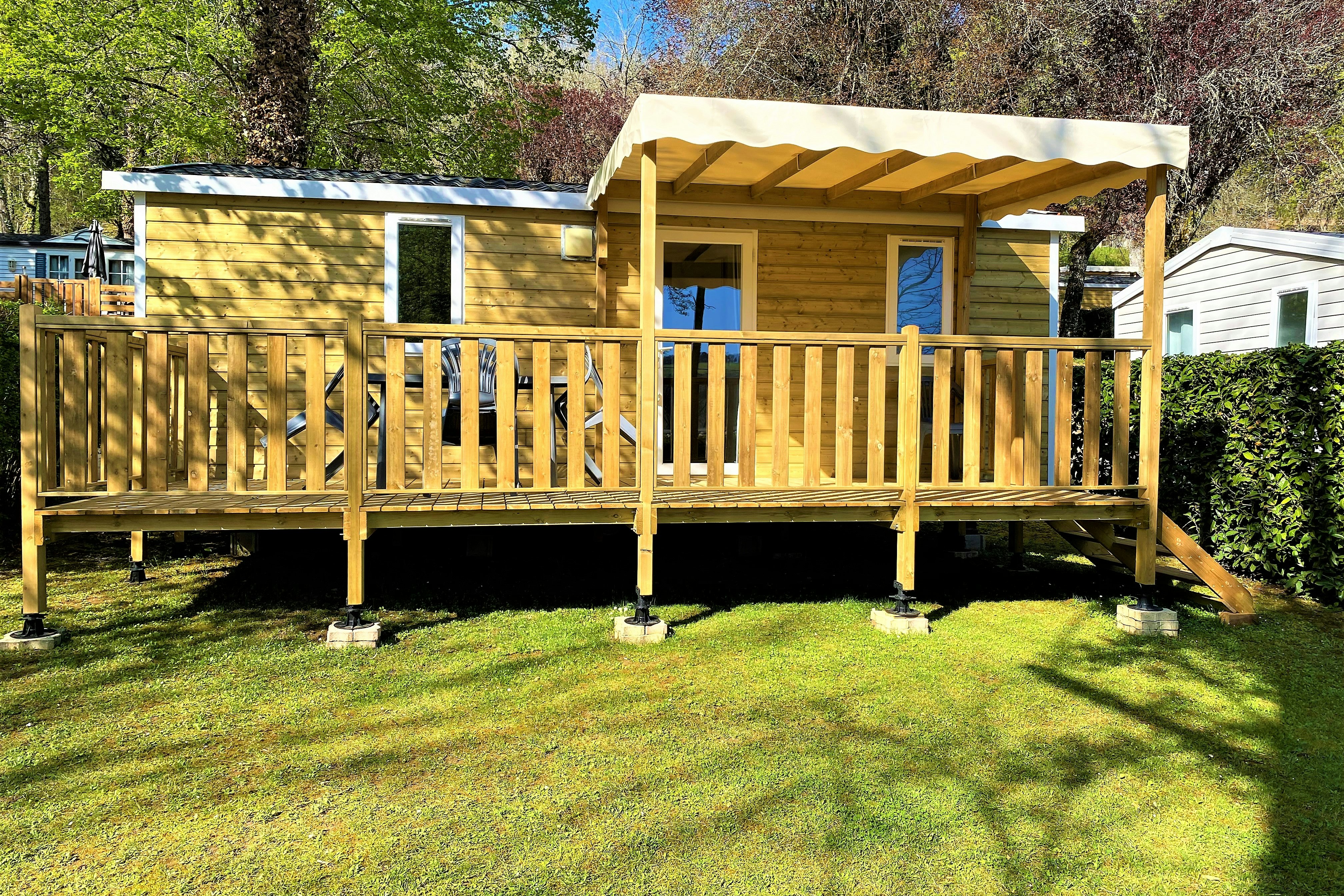 Camping Paradis le Ceou  Camping Le Céou  - Mobilheim mit Terrasse auf dem Campingplatz