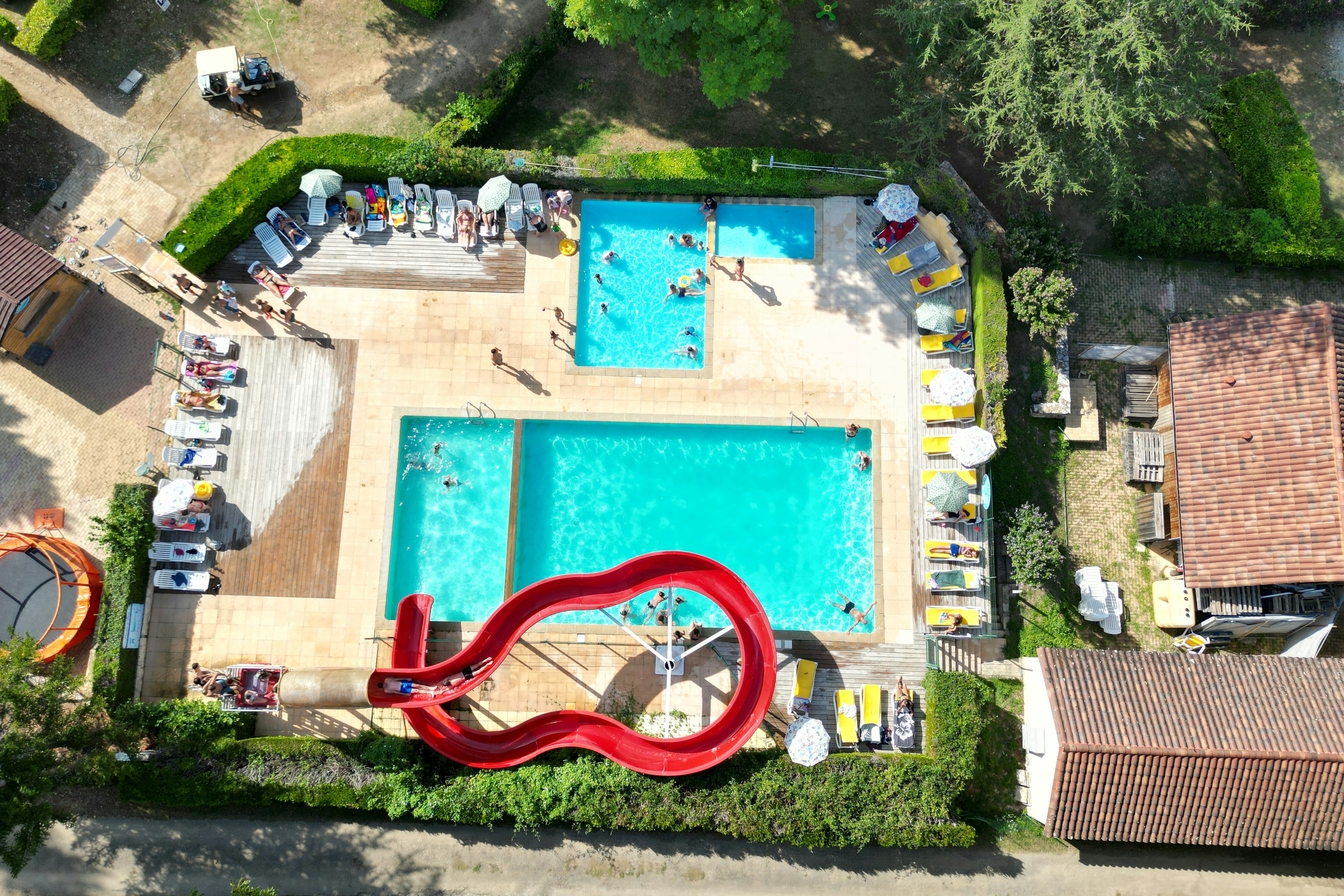 Camping Paradis le Ceou  Camping Le Céou - Luftaufnahme des Wasserparks mit Rutsche und Liegestühlen