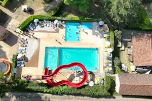 Camping Paradis le Ceou Camping Le Céou - Luftaufnahme des Wasserparks mit Rutsche und Liegestühlen