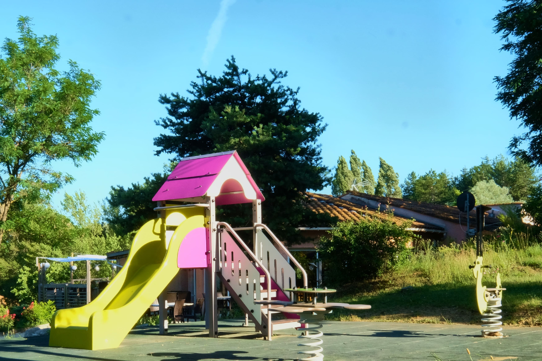 Camping Le Couriou  - Kinderspielplatz auf dem Campingplatz