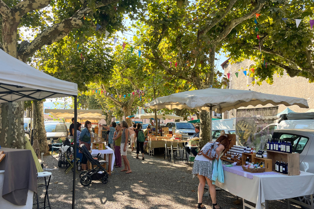 Camping Le Couriou  - Markt mit Verkauf regionaler Lebensmittel auf dem Campingplatz