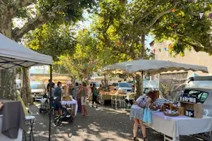 Camping Le Couriou - Markt mit Verkauf regionaler Lebensmittel auf dem Campingplatz