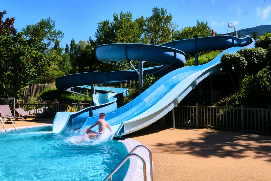 Camping Le Couriou  - Rutschen im Wasserpark des Campingplatzes