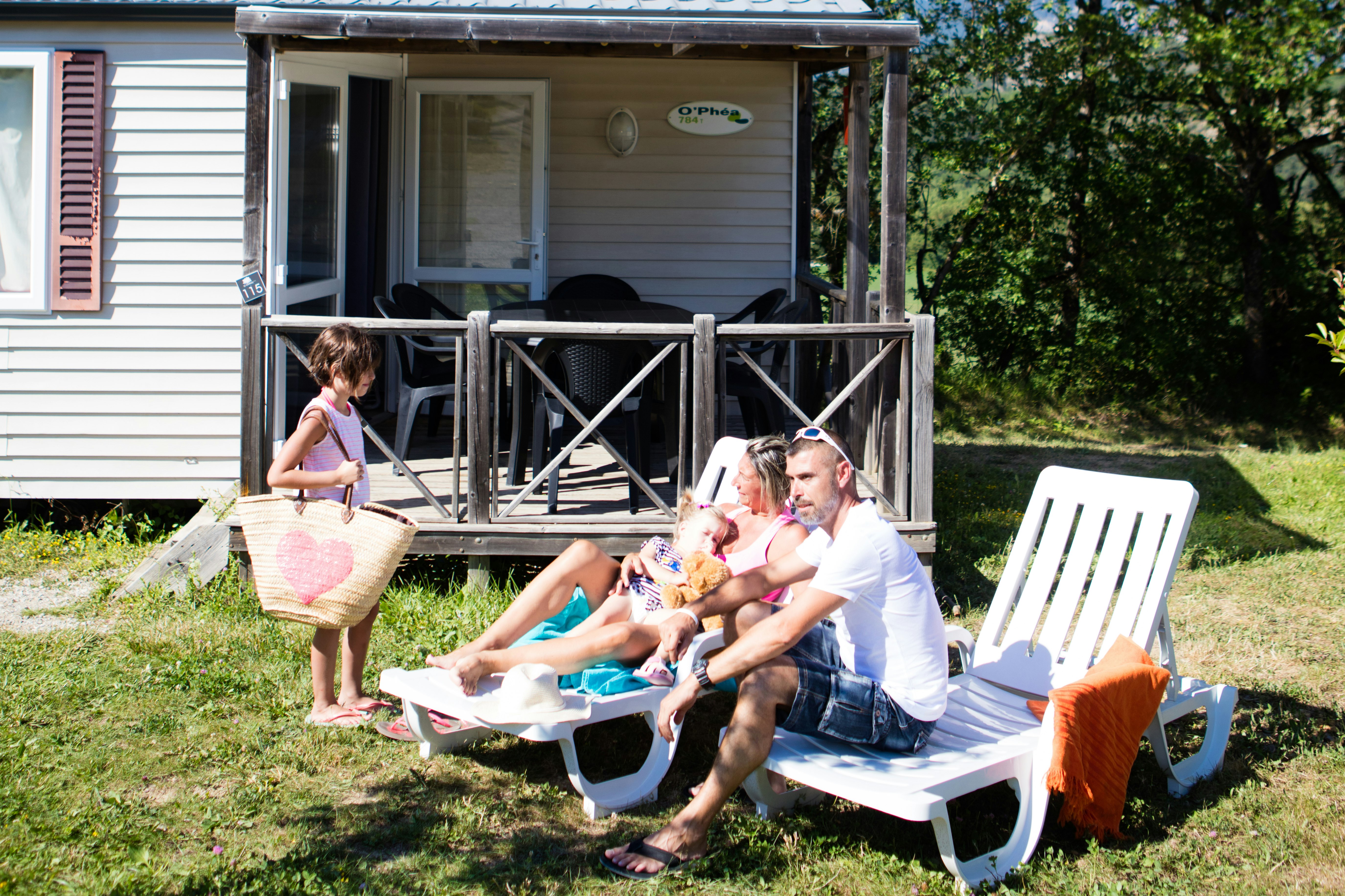 Camping Le Couriou - Mobilheim mit Liegestühlen