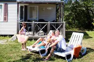 Camping Le Couriou - Mobilheim mit Liegestühlen