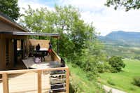 Camping Le Couspeau - Gäste des Campingplatzes auf der Terrasse mit Blick auf die Berge