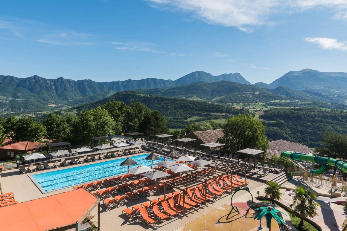 Yelloh! Village Le Couspeau  Camping Le Couspeau  - Pool im Freien mit Liegestühlen und Sonnenschirmen