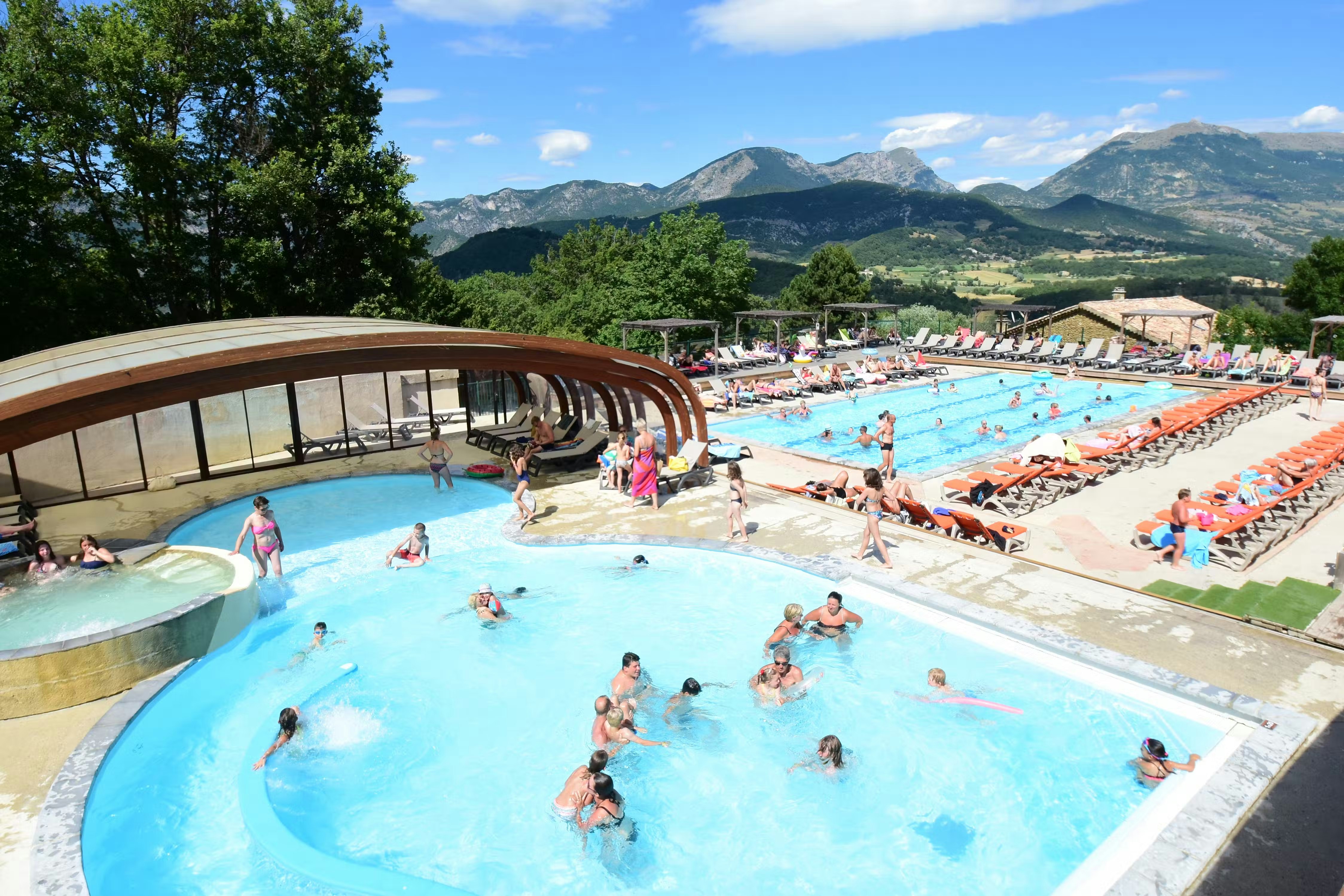 Yelloh! Village Le Couspeau  Camping Le Couspeau - Blick auf das Freibad auf dem Campingplatz