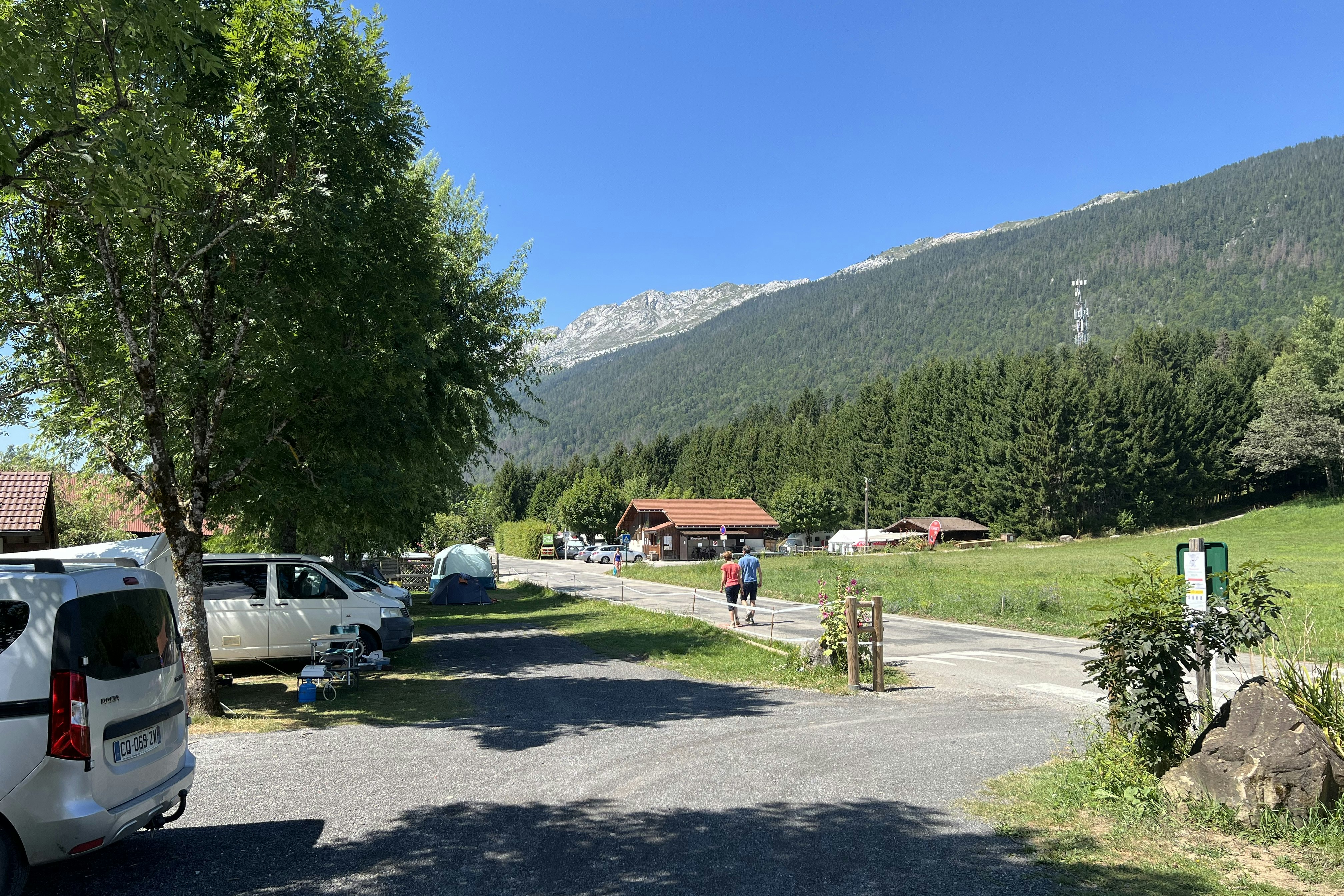 Camping Le Crêt Onlycamp  Camping du Crêt Onlycamp - Blick auf den Campingplatz im Grünen