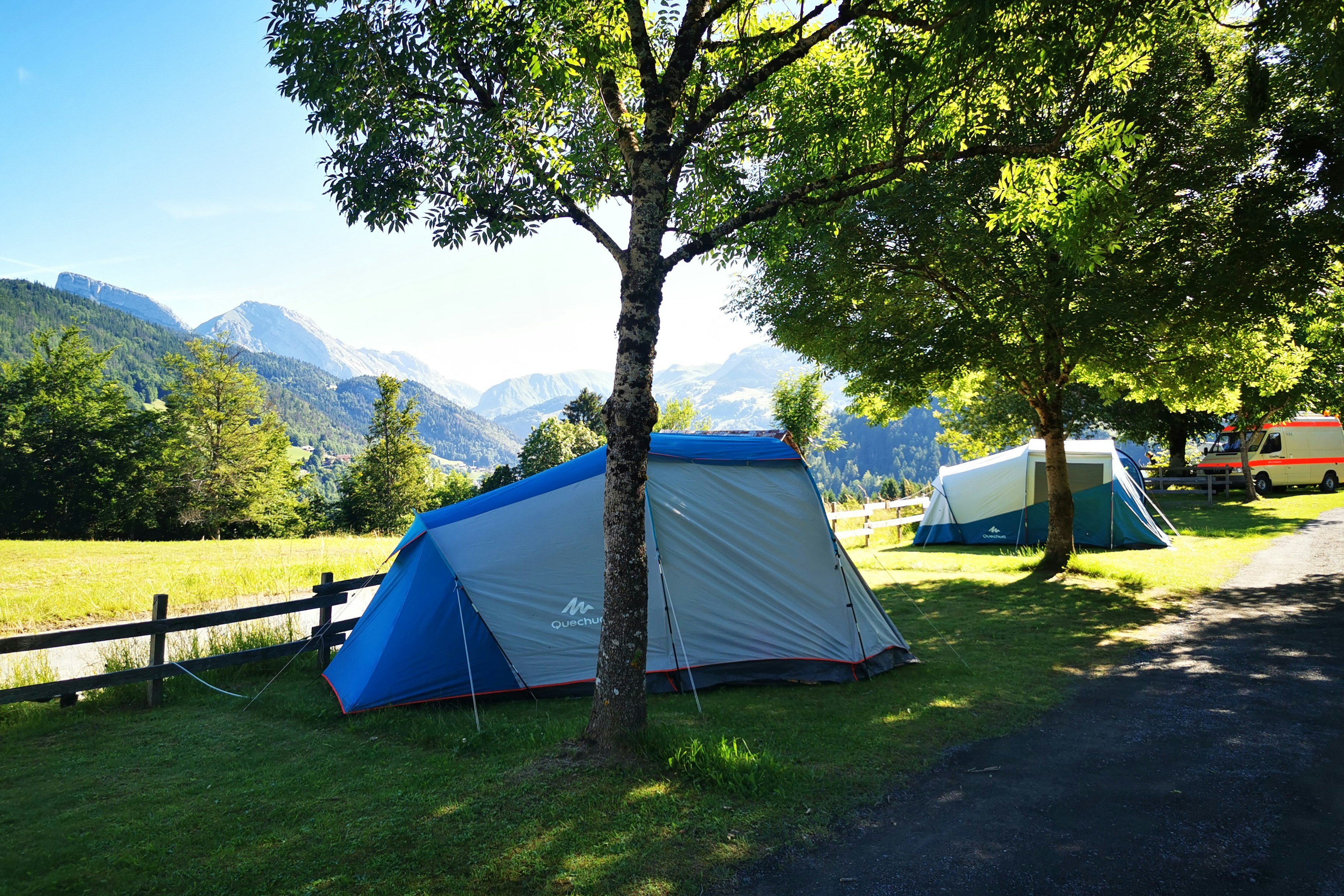 Camping Le Crêt Onlycamp  Camping du Crêt Onlycamp - Blick auf einen Zeltplatz auf dem Campingplatz