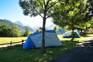 Camping Le Crêt Onlycamp Camping du Crêt Onlycamp - Blick auf einen Zeltplatz auf dem Campingplatz