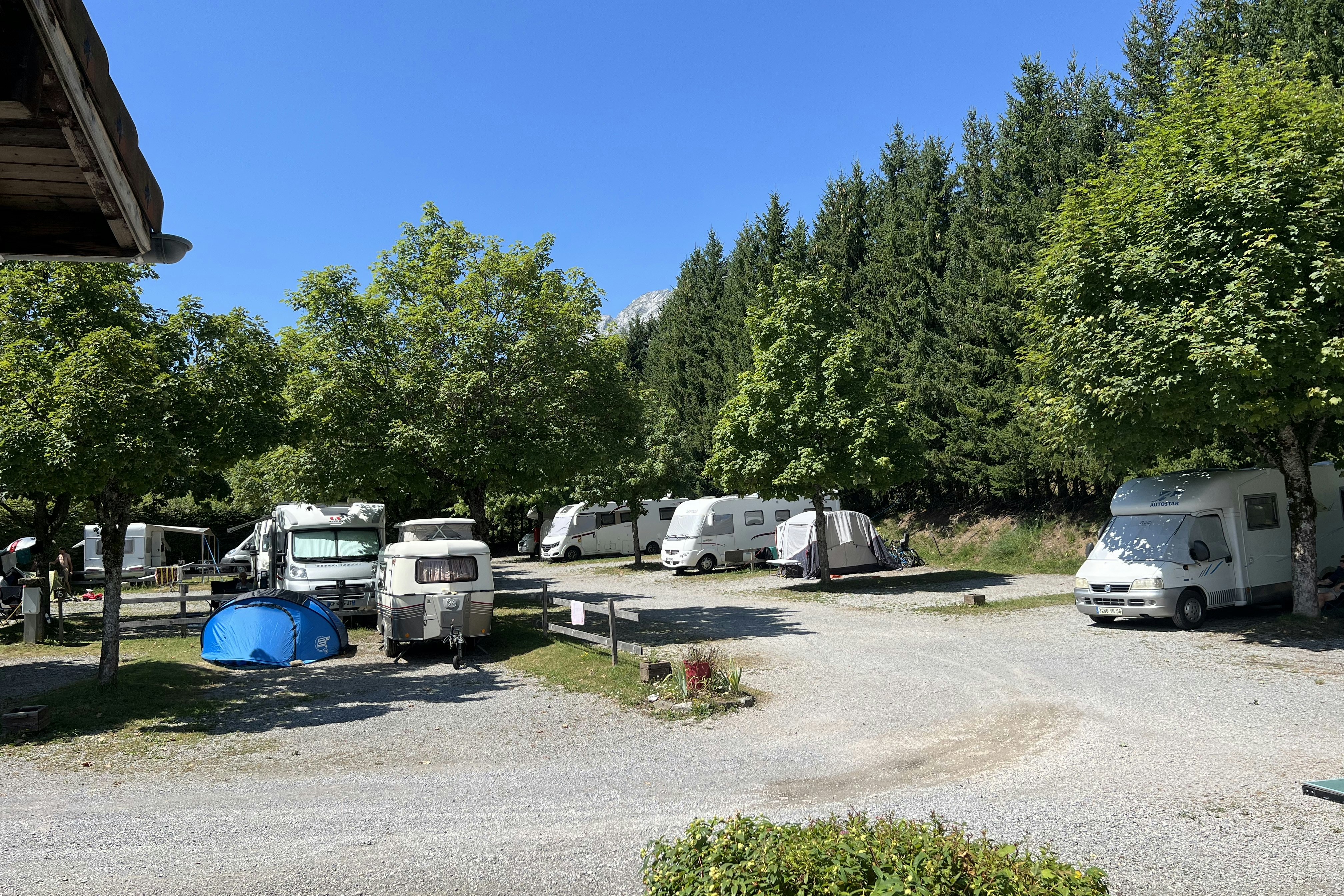 Camping Le Crêt Onlycamp  Camping du Crêt Onlycamp - Standplätze auf dem Campingplatz