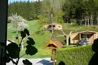 Camping Le Crêtoux  -  Mobilheime vom Campingplatz mit Veranda im Grünen