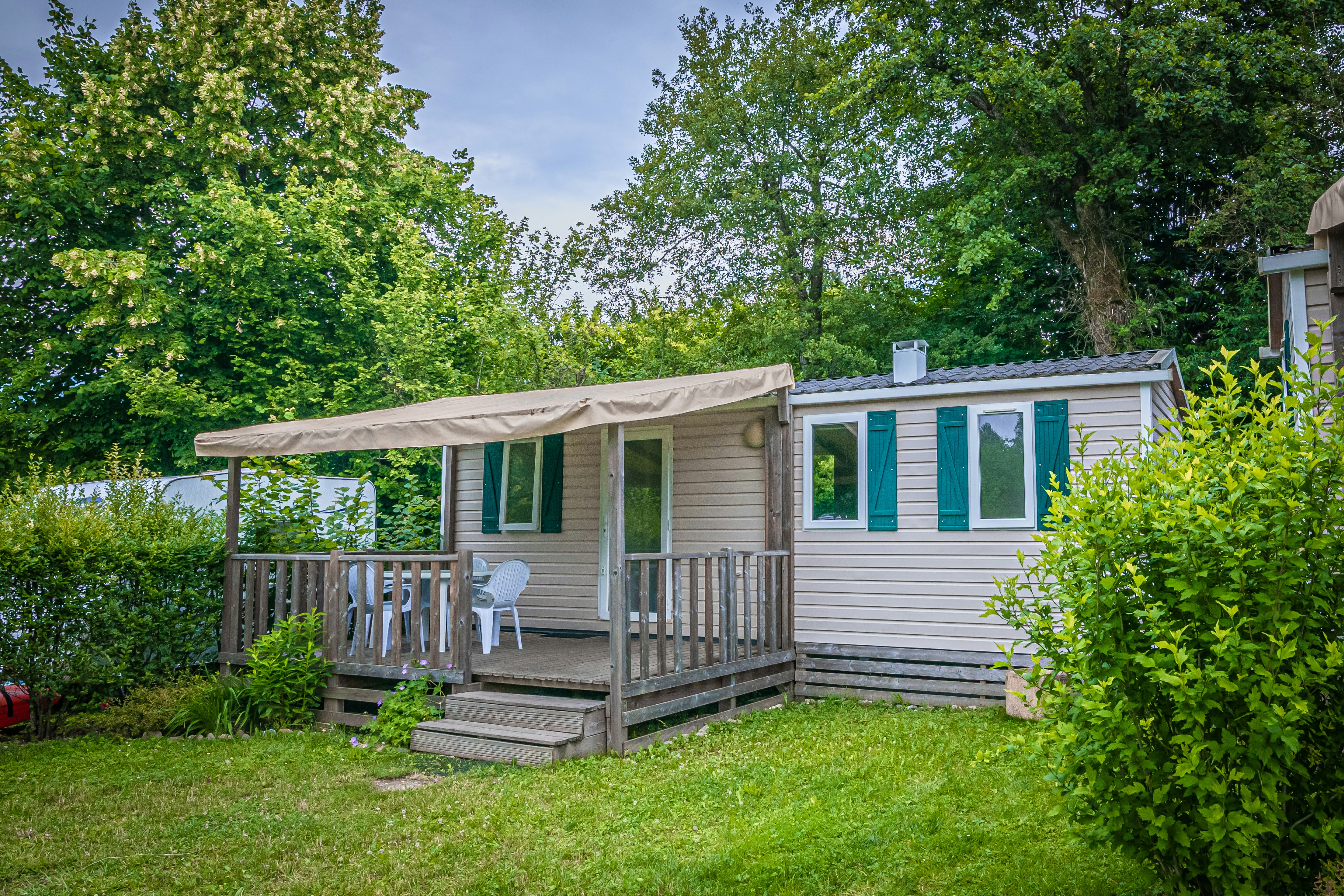 Camping Le Curtelet  - Mobilheim mit Terrasse auf dem Campingplatz