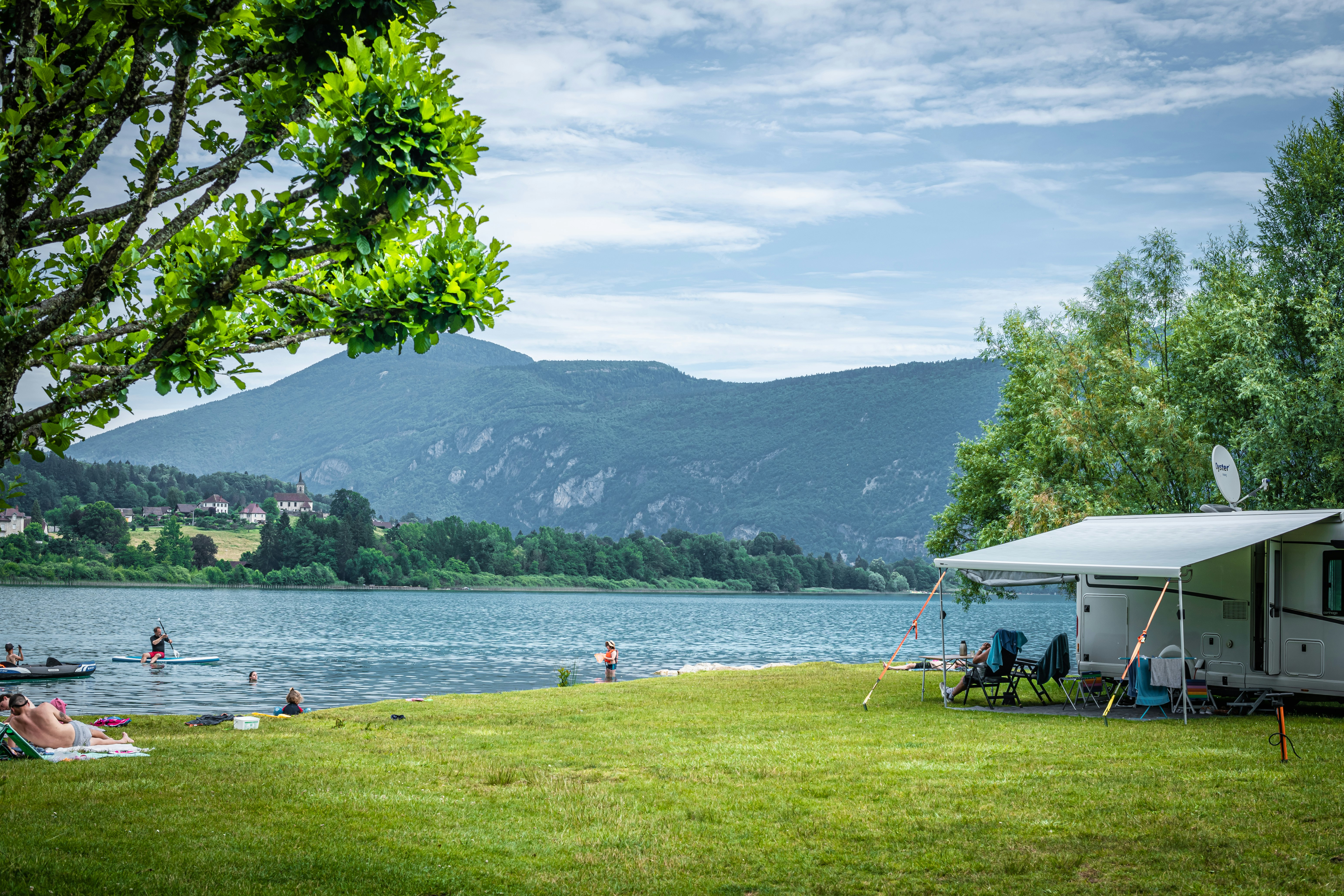 Camping Le Curtelet - Standplätze mit Blick auf den See