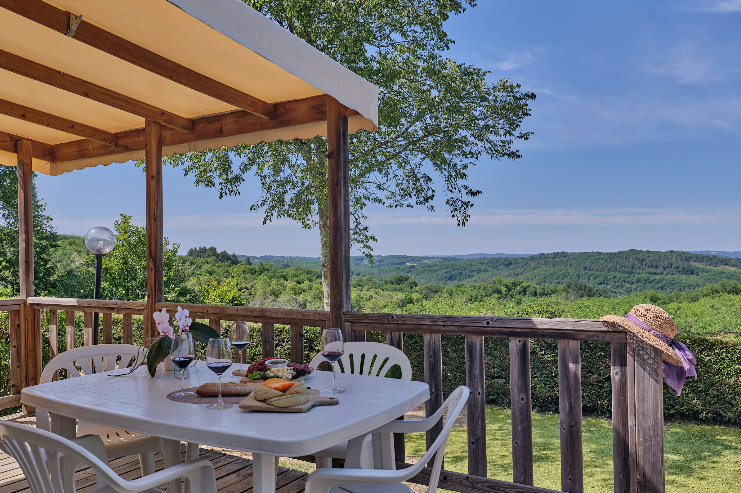 Camping Le Daguet  - Mobilheim mit Terrasse auf dem Campingplatz