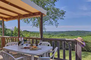 Camping Le Daguet - Mobilheim mit Terrasse auf dem Campingplatz