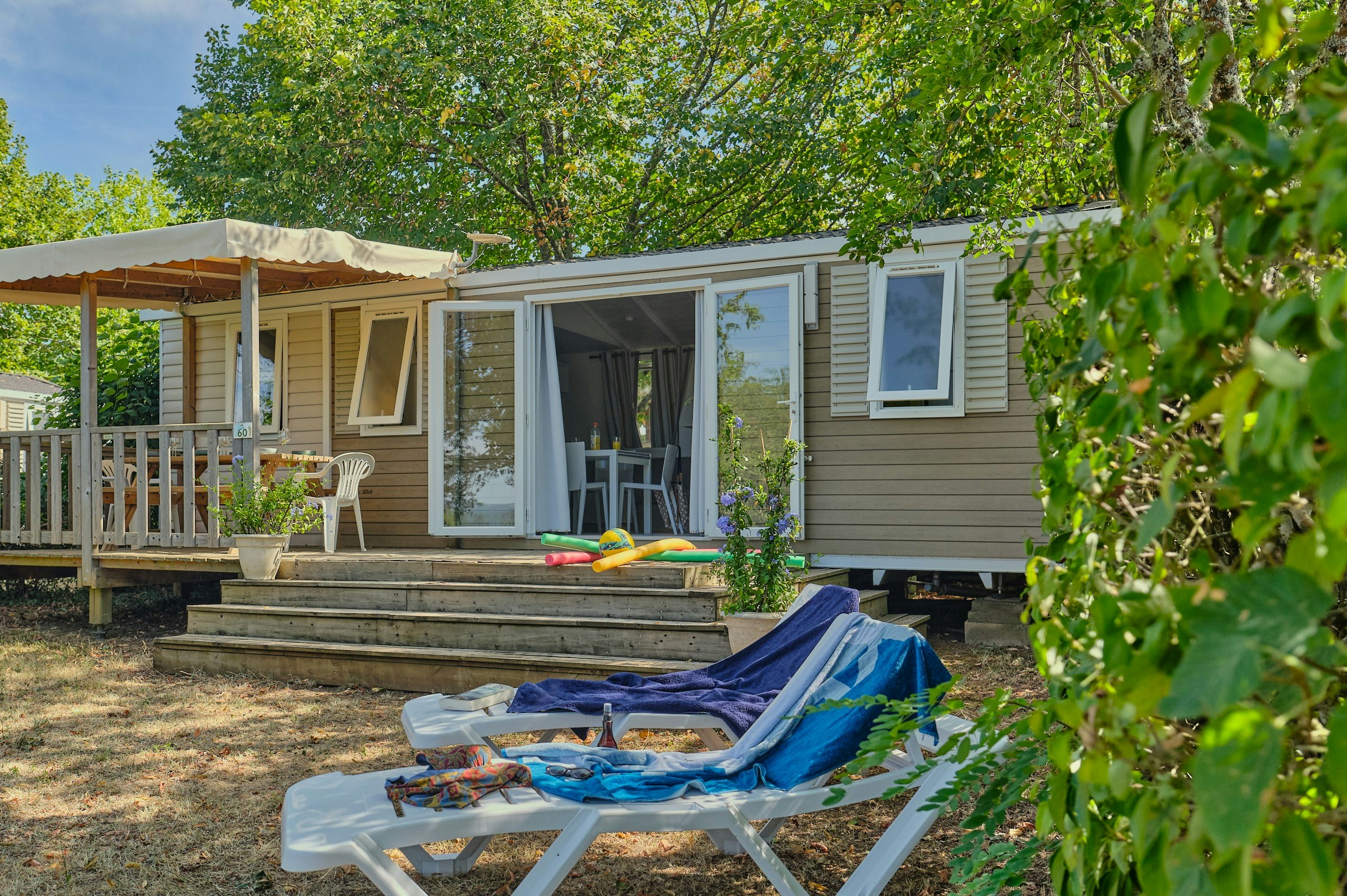 Camping Le Daguet  - Mobilheim mit Terrasse auf dem Campingplatz